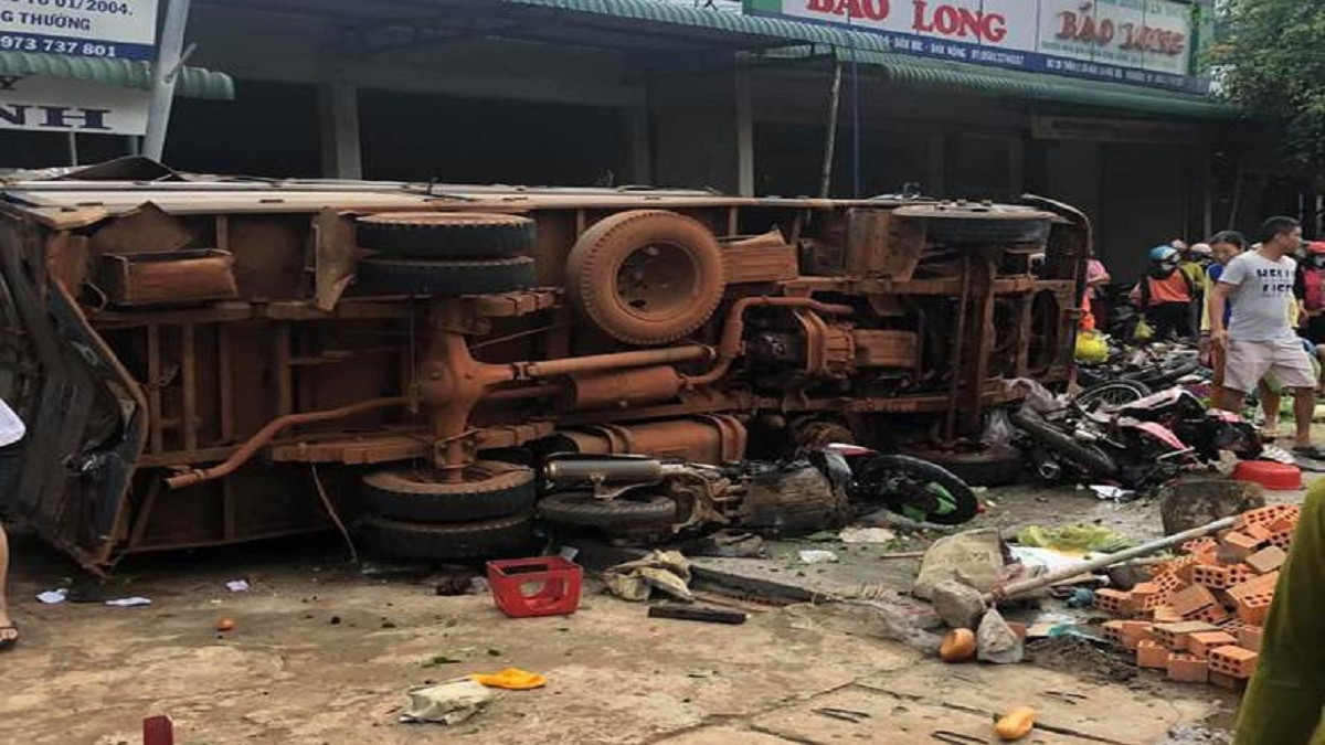 Xe tải lao vào chợ tông 3 người tử vong, 7 người bị thương