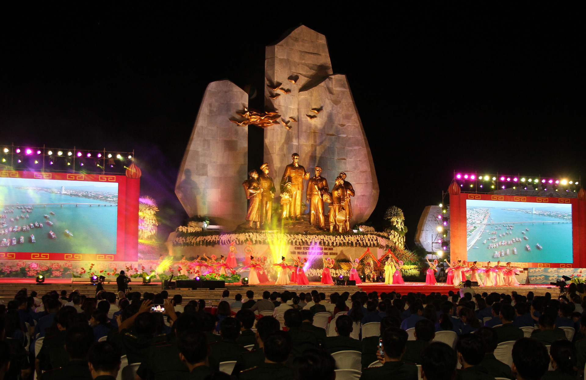 Khánh thành tượng đài “Chủ tịch Hồ Chí Minh với nhân dân Quảng Bình”