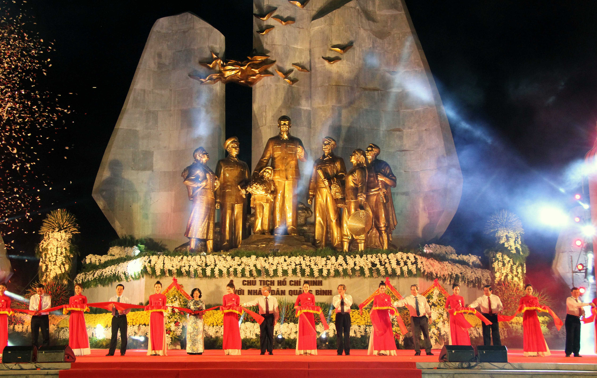 Khánh thành tượng đài “Chủ tịch Hồ Chí Minh với nhân dân Quảng Bình”