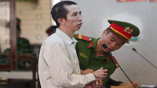 Xét xử phúc thẩm vụ nữ sinh giao gà: Nữ bị cáo Bùi Thị Kim Thu đánh bị cáo khác tại tòa