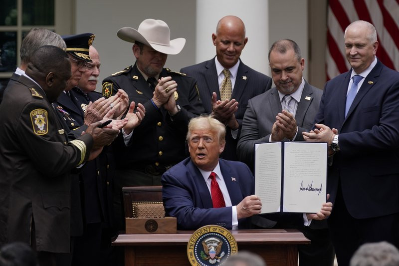 Tổng thống Trump ký sắc lệnh cải cách hoạt động của cảnh sát