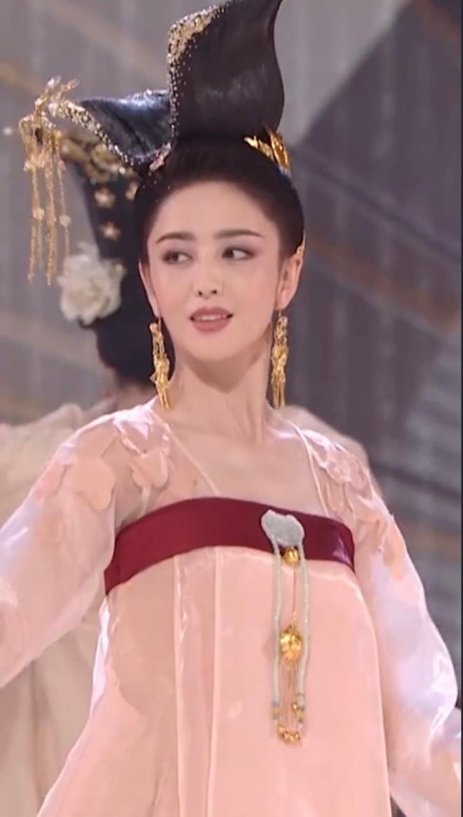Mỹ nữ Tân Cương Đồng Lệ Á khoe visual diễm lệ cùng ánh mắt sexy sau rạn nứt hôn nhân với Trần Tư Thành 2