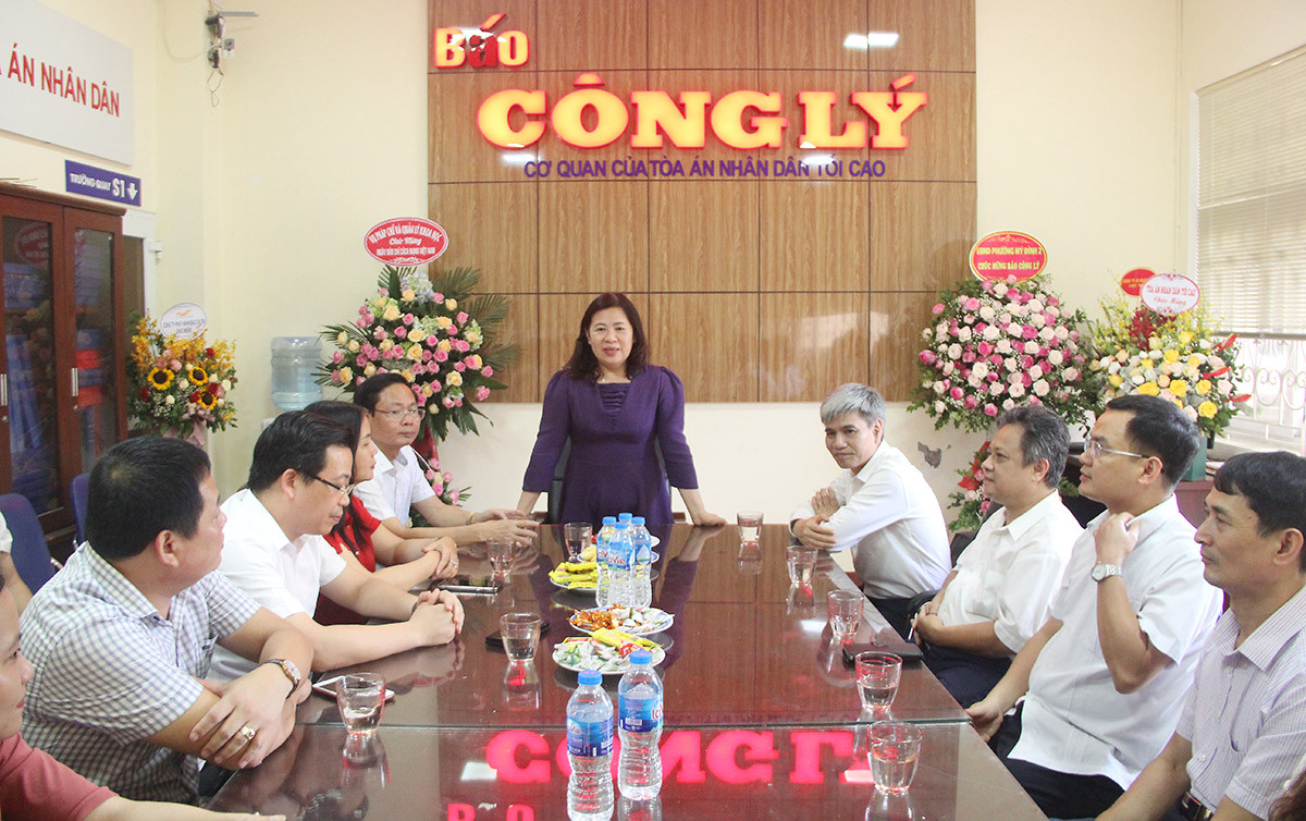 Phó Chánh án TANDTC Nguyễn Thúy Hiền chúc mừng Báo Công lý nhân ngày Báo chí