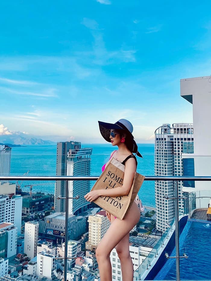 'Mẹ 4 con' Jennifer Phạm lại gây sốt khi diện trang phục bikini 0