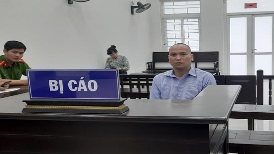 Ghen tuông, vác dao đi chém bạn trai của vợ cũ