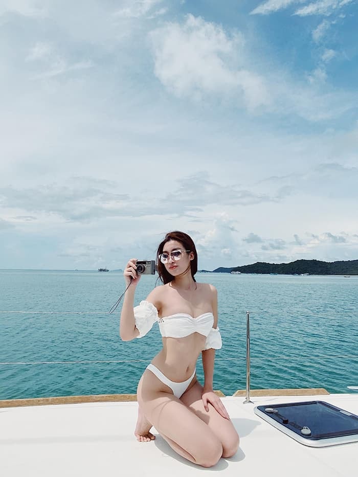 Hoa hậu Đỗ Mỹ Linh táo bạo diện bikini bé xíu trên du thuyền 5 sao 0