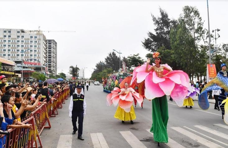 Carnival đường phố mở màn ấn tượng cho Lễ hội Du lịch biển Sầm Sơn 2020