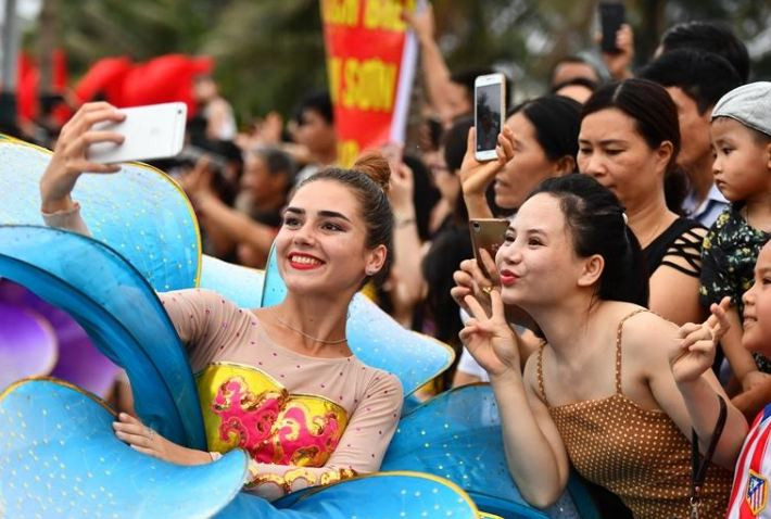 Carnival đường phố mở màn ấn tượng cho Lễ hội Du lịch biển Sầm Sơn 2020