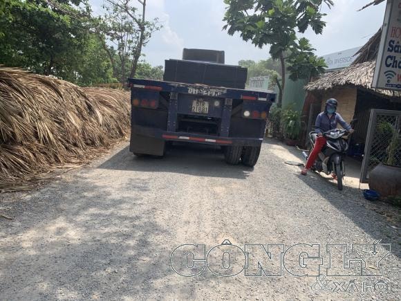 xe-trong-tai-lon-ra-phuc-vu-thi-cong-khi-chua-duoc-dieu-chinh-gpxd-w1280-h960.jpg