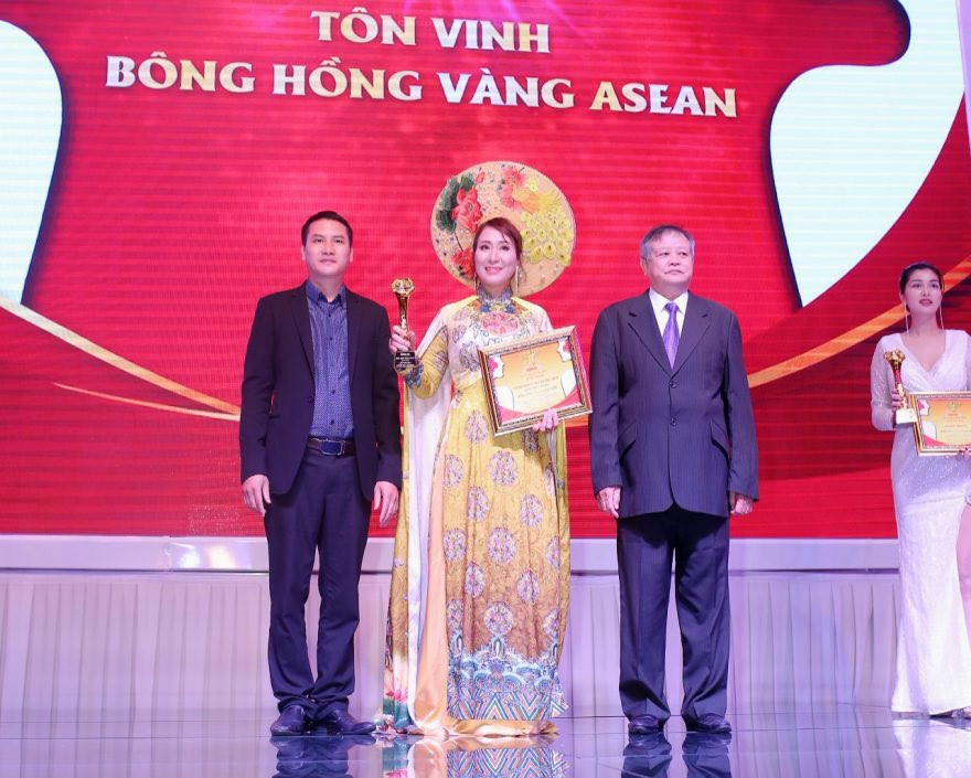 Nữ doanh nhân Làn Thu Thủy được trao tặng Cúp Bông Hồng Vàng ASEAN 2020