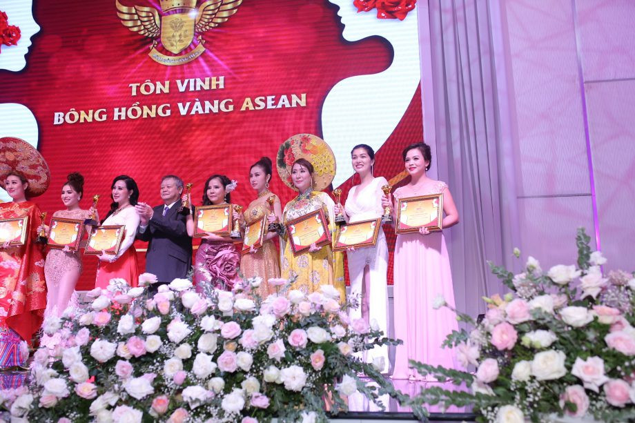 Nữ doanh nhân Làn Thu Thủy được trao tặng Cúp Bông Hồng Vàng ASEAN 2020