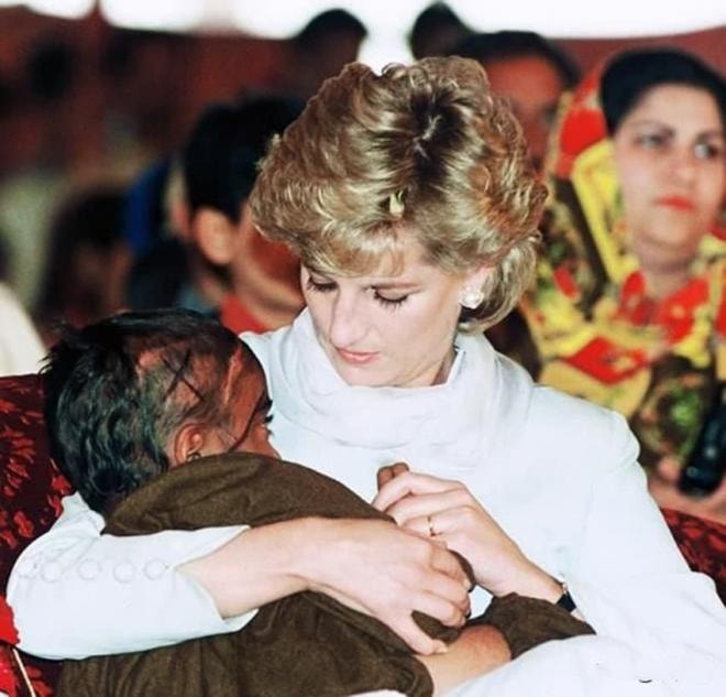 Tại sao Thái tử Charles không thích Công nương Diana nhưng hầu hết mọi người trên thế giới đều yêu quý bà? 2