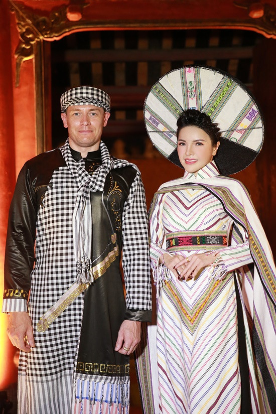 Á hậu Nga Queen tỏa sáng trong vai trò vedette giới thiệu ‘Áo dài – Di sản văn hóa Việt Nam’