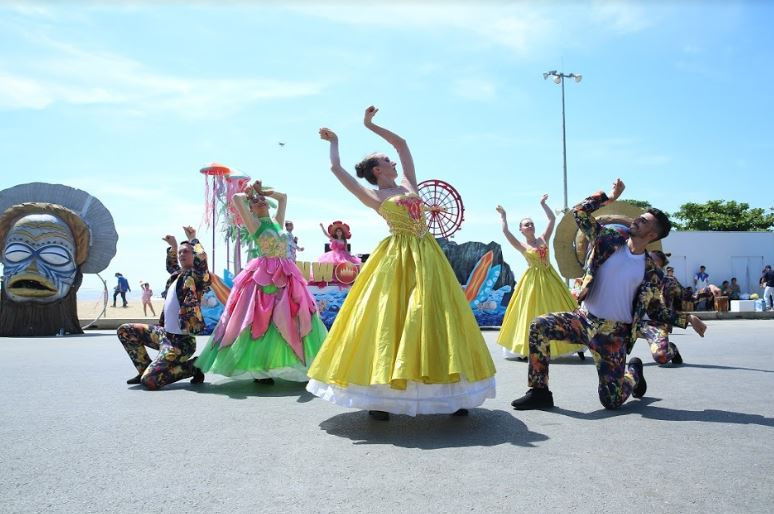 Du khách phấn khích với không khí Carnival rực rỡ sắc màu tại thành phố biển Sầm Sơn