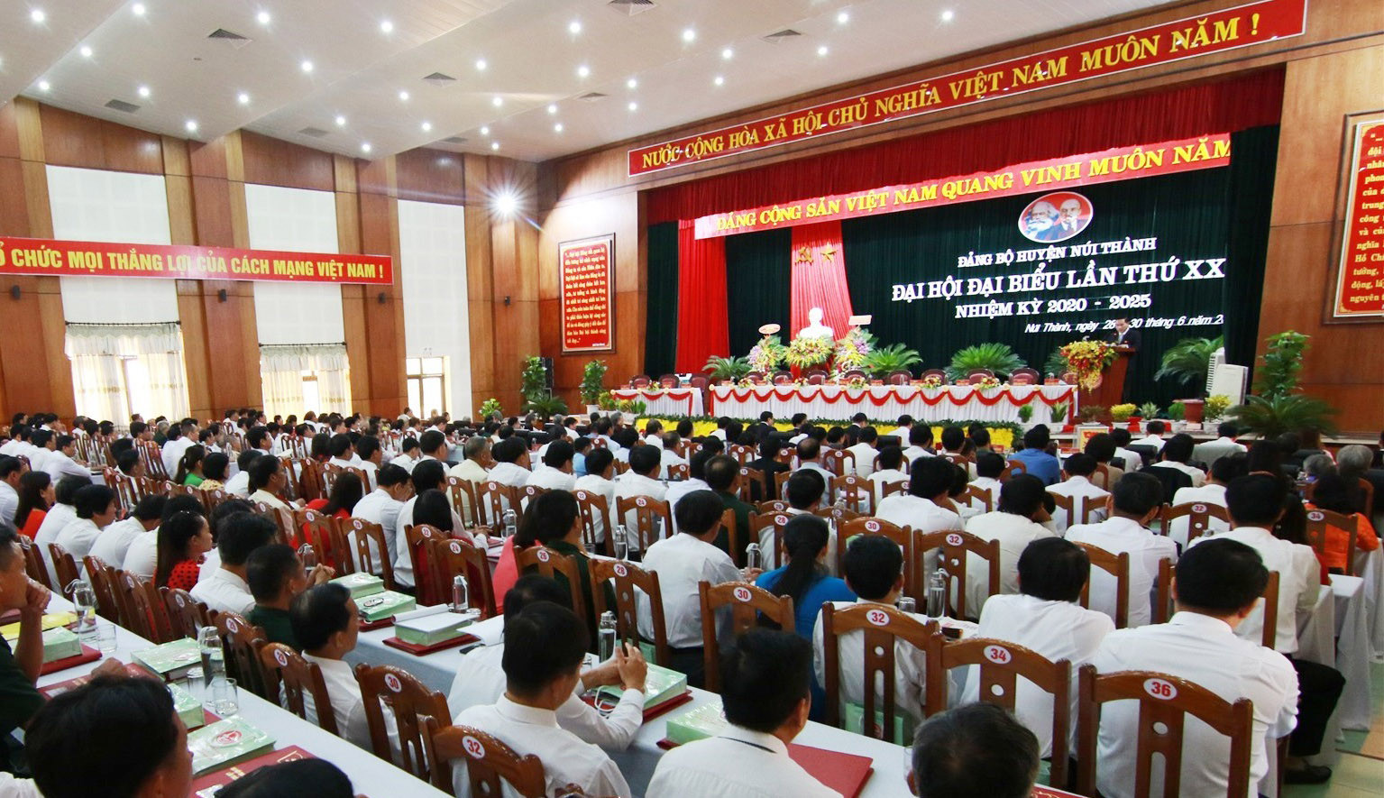 Chánh án TANDTC Nguyễn Hòa Bình dự Đại hội điểm Đảng bộ huyện Núi Thành