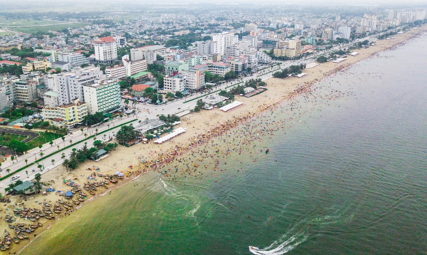 Hàng vạn du khách đang tấp nập ghé thăm: Sức hút đặc biệt từ “thành phố du lịch quốc dân” Sầm Sơn