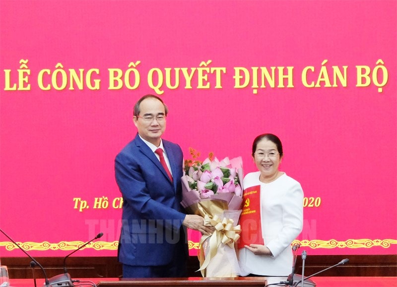 30-06-2020-trao-quyet-dinh-nghi-huu-cho-pho-bi-thu-thanh-uy-tphcm-vo-thi-dung-73302ccf-details-w800-h579.jpg