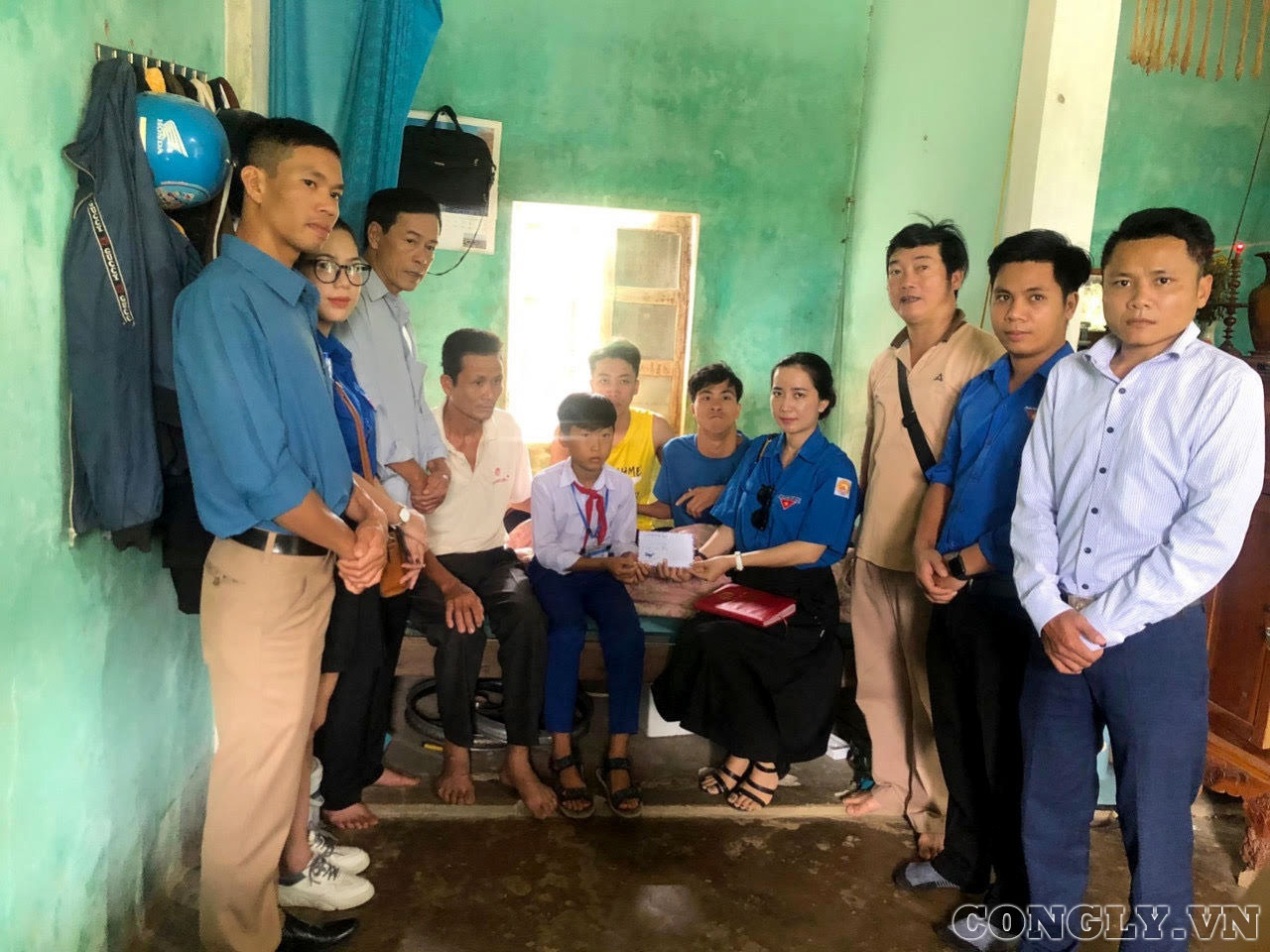 Đoàn Thanh niên Báo Công lý trao quà cho những hoàn cảnh đặc biệt khó khăn ở Quảng Trị