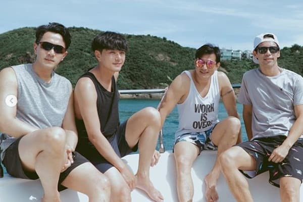 Mặc kệ Dương Mịch hẹn hò trai trẻ, Lưu Khải Uy tụ tập với hội bạn thân trên du thuyền hạng sang 1 Mặc kệ Dương Mịch hẹn hò trai trẻ, Lưu Khải Uy tụ tập với hội bạn thân trên du thuyền hạng sang 1