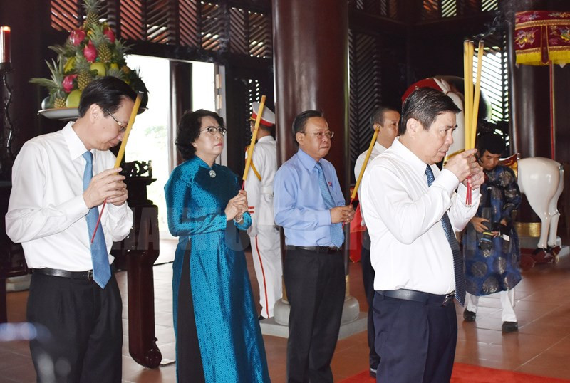06-07-2020-tphcm-long-trong-to-chuc-le-gio-duc-le-thanh-hau-nguyen-huu-canh-lan-thu-320-47ada693-details-w800-h538.jpg