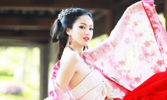 phan-ngoc-nhi-01.png 0