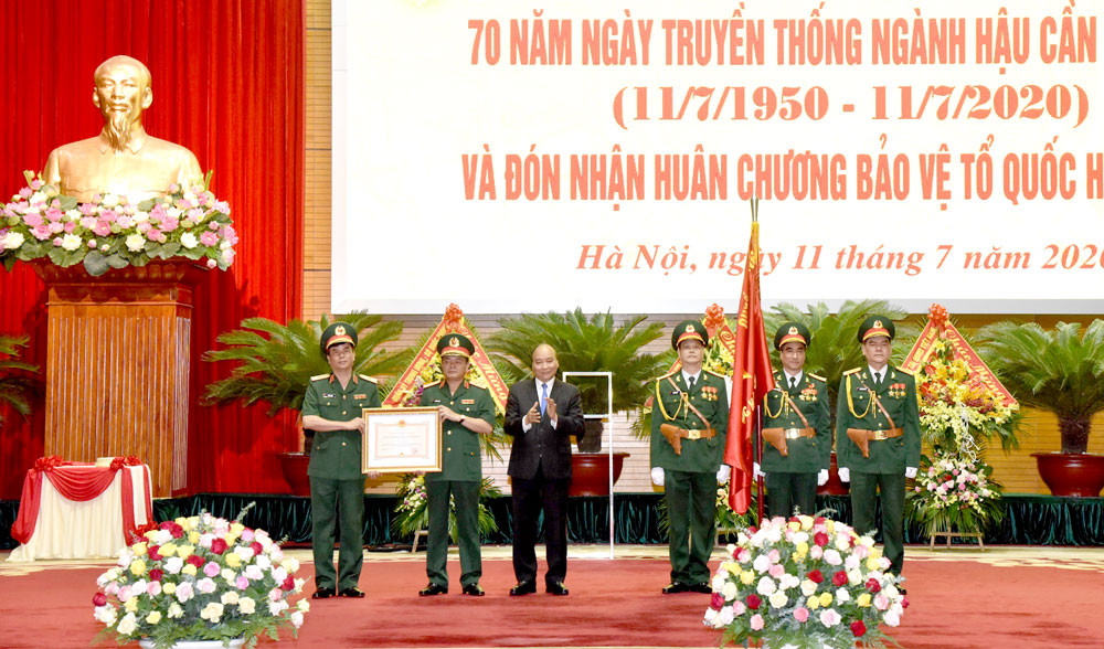 Thủ tướng trao Huân chương Bảo vệ Tổ quốc hạng Nhất cho ngành Hậu cần Quân đội
