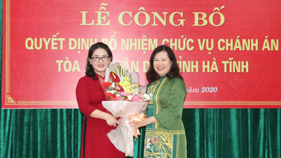 Trao quyết định bổ nhiệm chánh án TAND tỉnh Hà Tĩnh