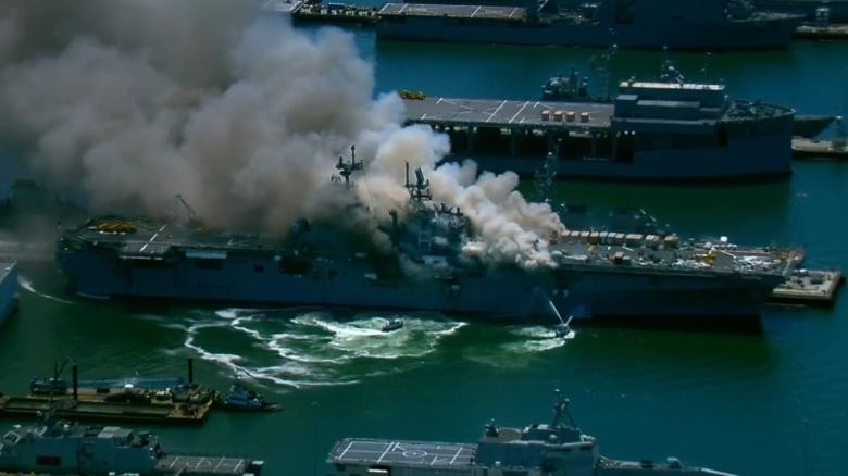 Cháy tàu chiến đổ bộ tại căn cứ quân sự Mỹ [VIDEO]