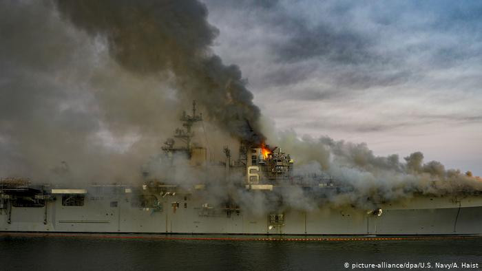 Cháy tàu chiến Mỹ bước sang ngày thứ hai: Ít nhất 59 người bị thương