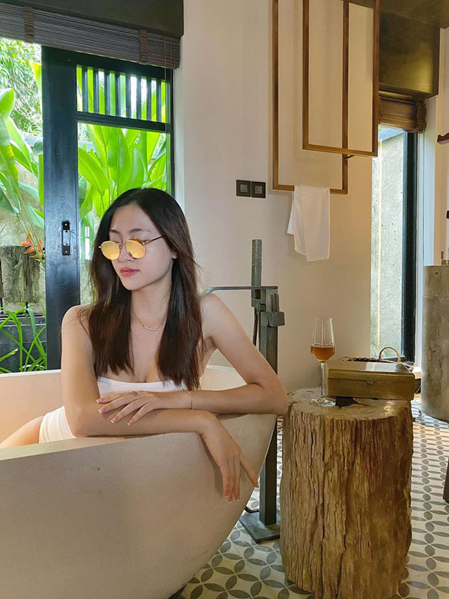 Hoa hậu Lương Thùy Linh khoe body trắng nõn với bikini