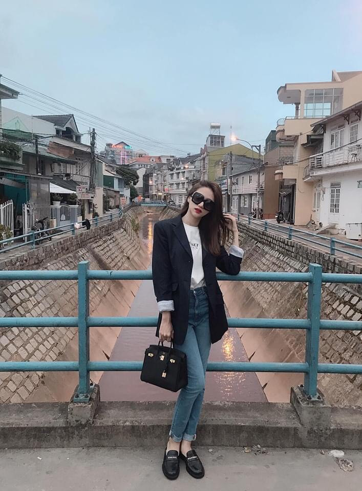 Hoa hậu Hương Giang khoe cách phối đồ cực chất qua những bức ảnh đi du lịch