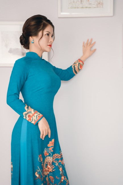 Tina Yuan gây ấn tượng tại Singapore với áo dài độc đáo 