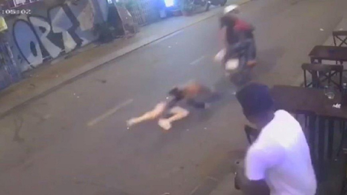 Hai thiếu niên cướp giật túi xách, kéo lê cô gái trẻ trên đường