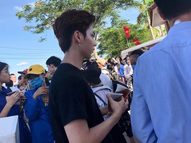 trai đẹp phát trà sữa 3