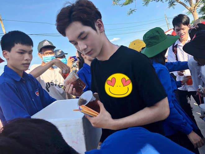 trai đẹp phát trà sữa 1