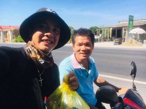 Chàng trai 9X đi bộ xuyên Việt với 0 đồng, gây quỹ từ thiện cho trẻ em