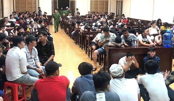 Hơn 260 đối tượng đã đựơc đưa về Công an huyện Trảng Bom để kiểm tra ma túy