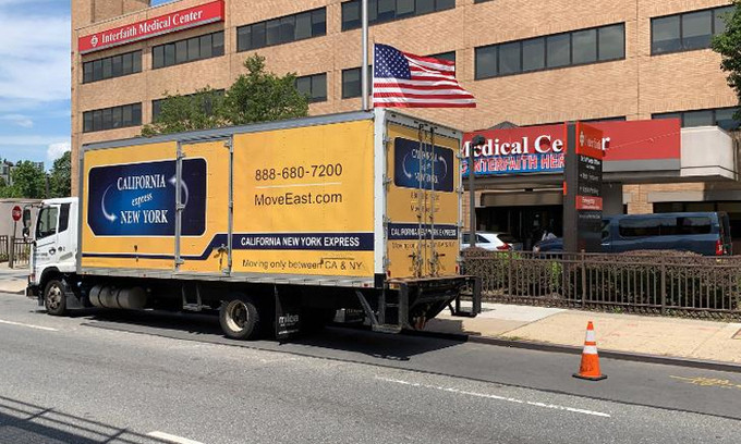 Xe tải chở 1.800 bức tranh tới bệnh viện Interfaith Medical Center.