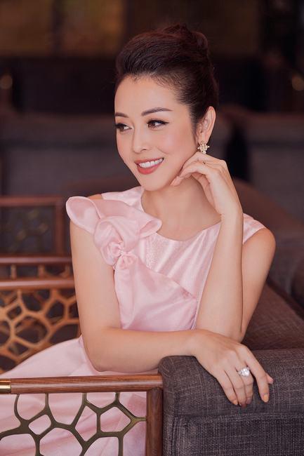 Jennifer Phạm xinh đẹp rạng rỡ với đầm hồng
