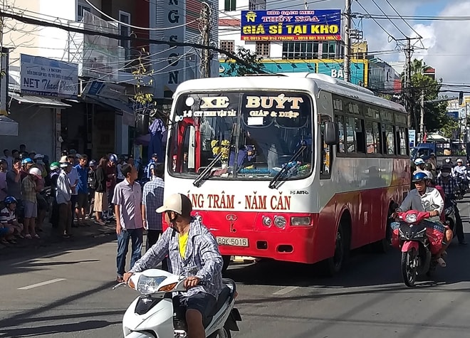 Bị cuốn vào gầm xe buýt, cụ ông 80 tuổi tử vong