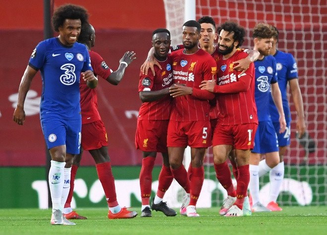 Liverpool nâng cúp vô địch trong cơn mưa bàn thắng trước Chelsea