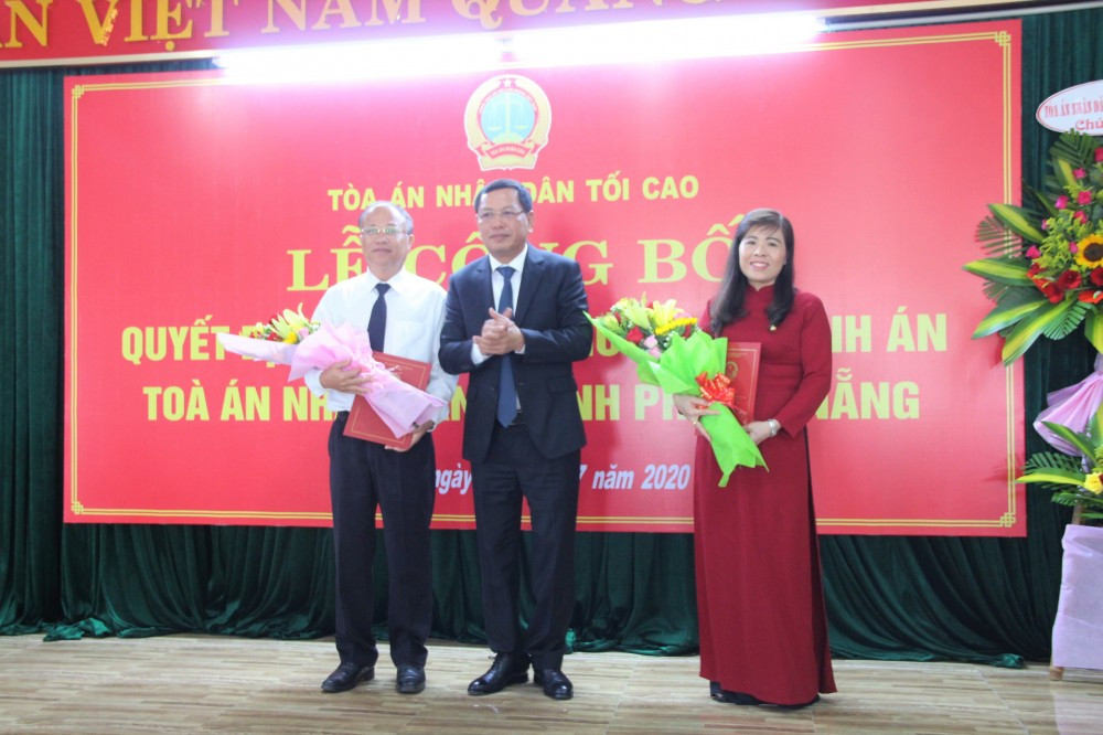 2.Phó Chánh án TAND tối cao Nguyễn Văn Du trao Quyết định bổ nhiệm Chánh án TAND TP Đà Nẵng cho Đ/c Nguyễn Thị Cảnh và Quyết định nghỉ công tác chờ nghỉ hưu cho đồng chí Nguyễn Thành.