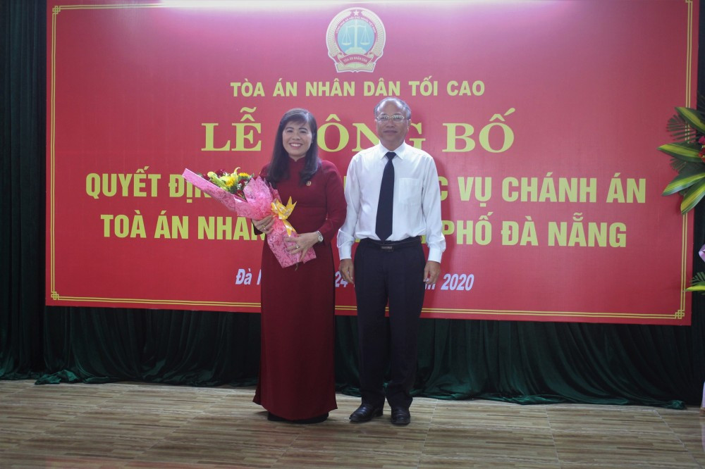 Nguyên Chánh án TAND TP Đà Nẵng tặng hoa chức mừng tân Chánh án Nguyễn Thị Cảnh.