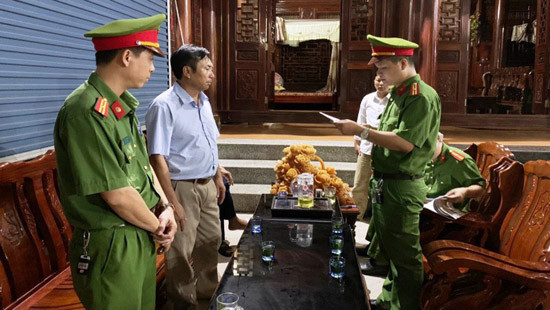 Ông Lê Văn Sơn bị bắt giữ để điều tra về sai phạm liên quan đến đề án Ơ Đu (ảnh Công an Nghệ An)