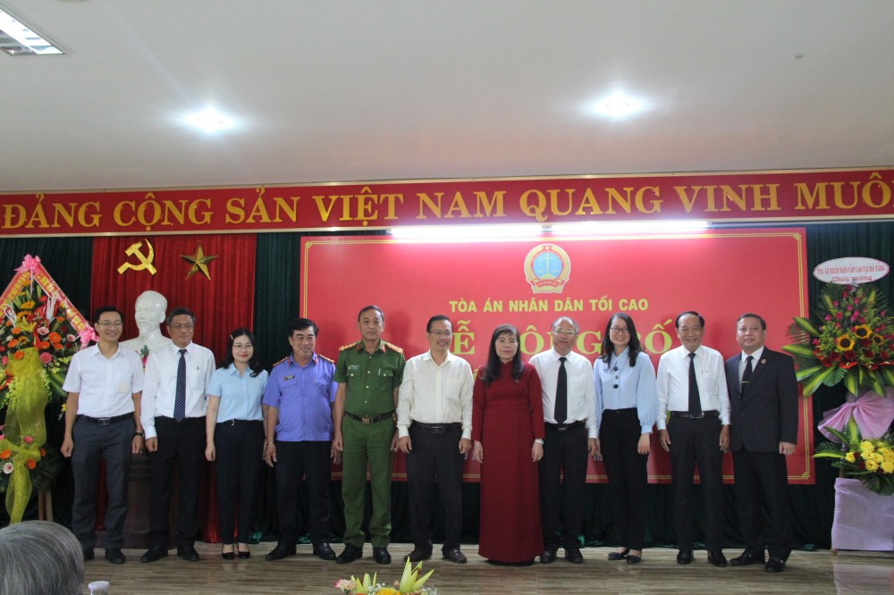 Tân Chánh án chụp ảnh lưu niệm cùng Phó Chánh án TAND tối cao và lãnh đạo các đơn vị