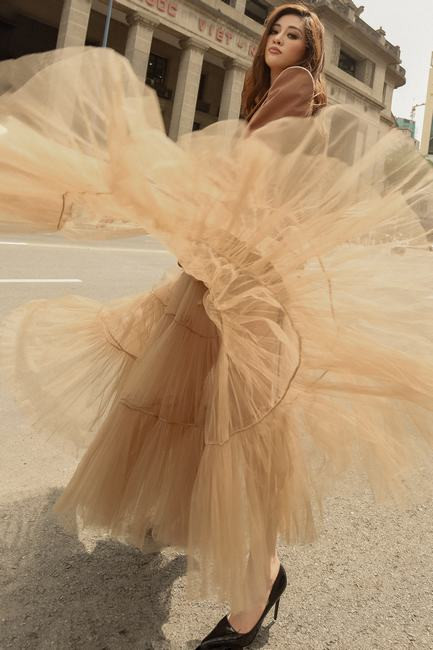 Khánh Vân thả dáng dạo phố trong trang phục tone trầm