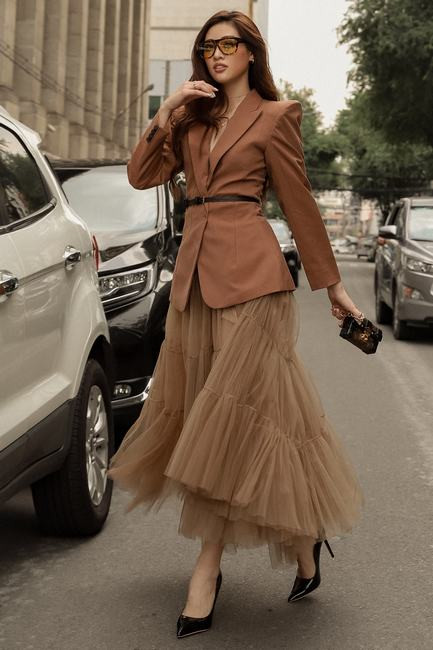 Khánh Vân thả dáng dạo phố trong trang phục tone trầm
