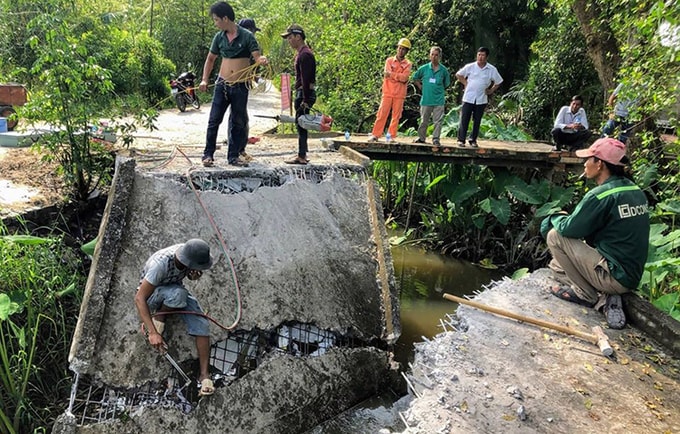 Một cây cầu dẫn vào khu dân cư tự phát ở quận Bình Thủy bị tháo dỡ