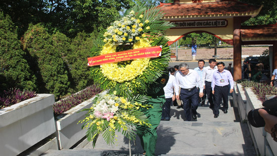 Chánh án TANDTC Nguyễn Hòa Bình thăm, tặng quà các gia đình chính sách tại Hà Tĩnh