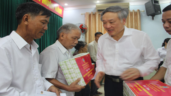 Chánh án TANDTC Nguyễn Hòa Bình thăm, tặng quà các gia đình chính sách tại Hà Tĩnh